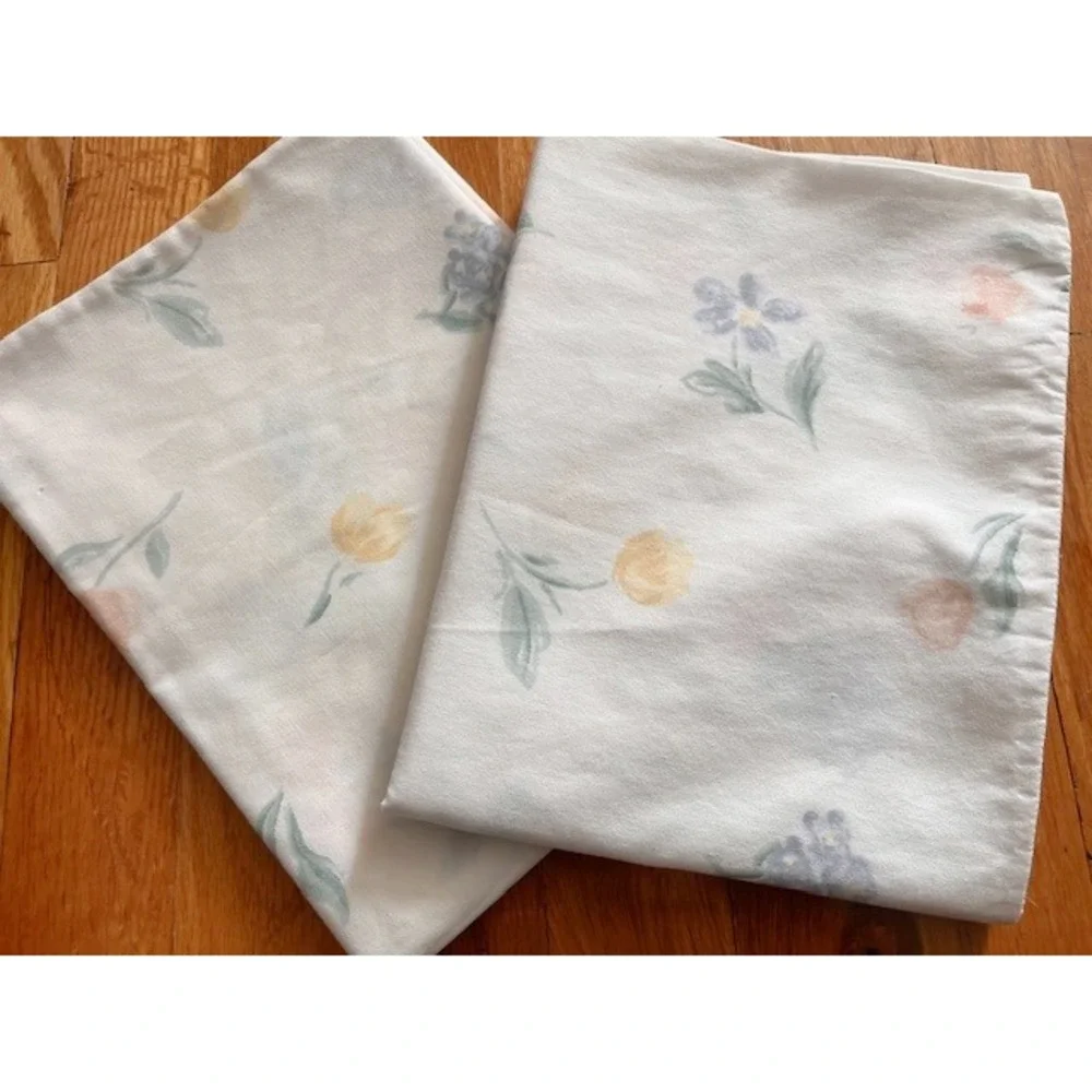 Vintage pair of pillowcases‎ cottagecore floral Springs